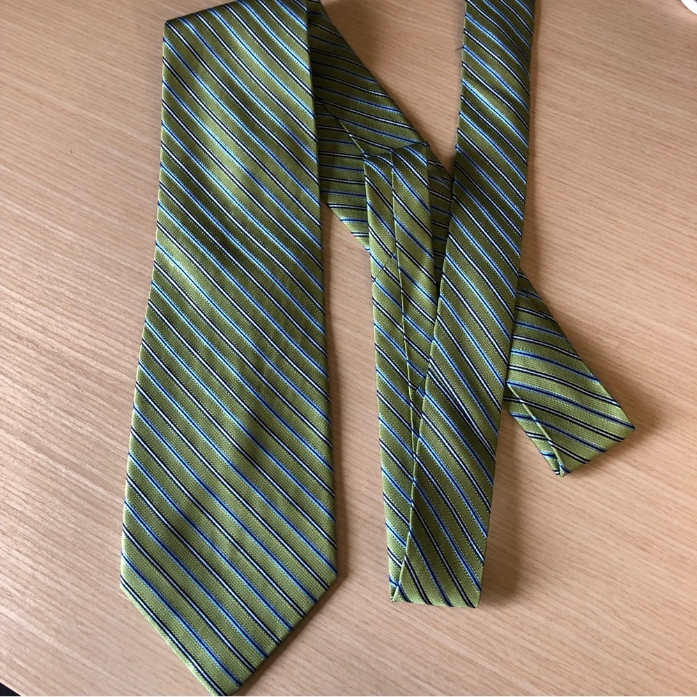 💕2/$16💕Claiborne 100% Silk Striped Tie